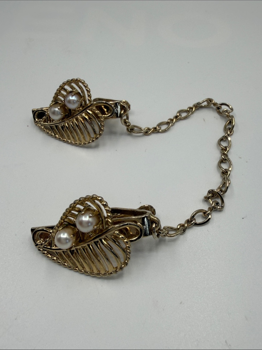 VTG Sweater Guard Collar Clip-Gold Tone Leaf w/Pearl Accent Classic Rare find